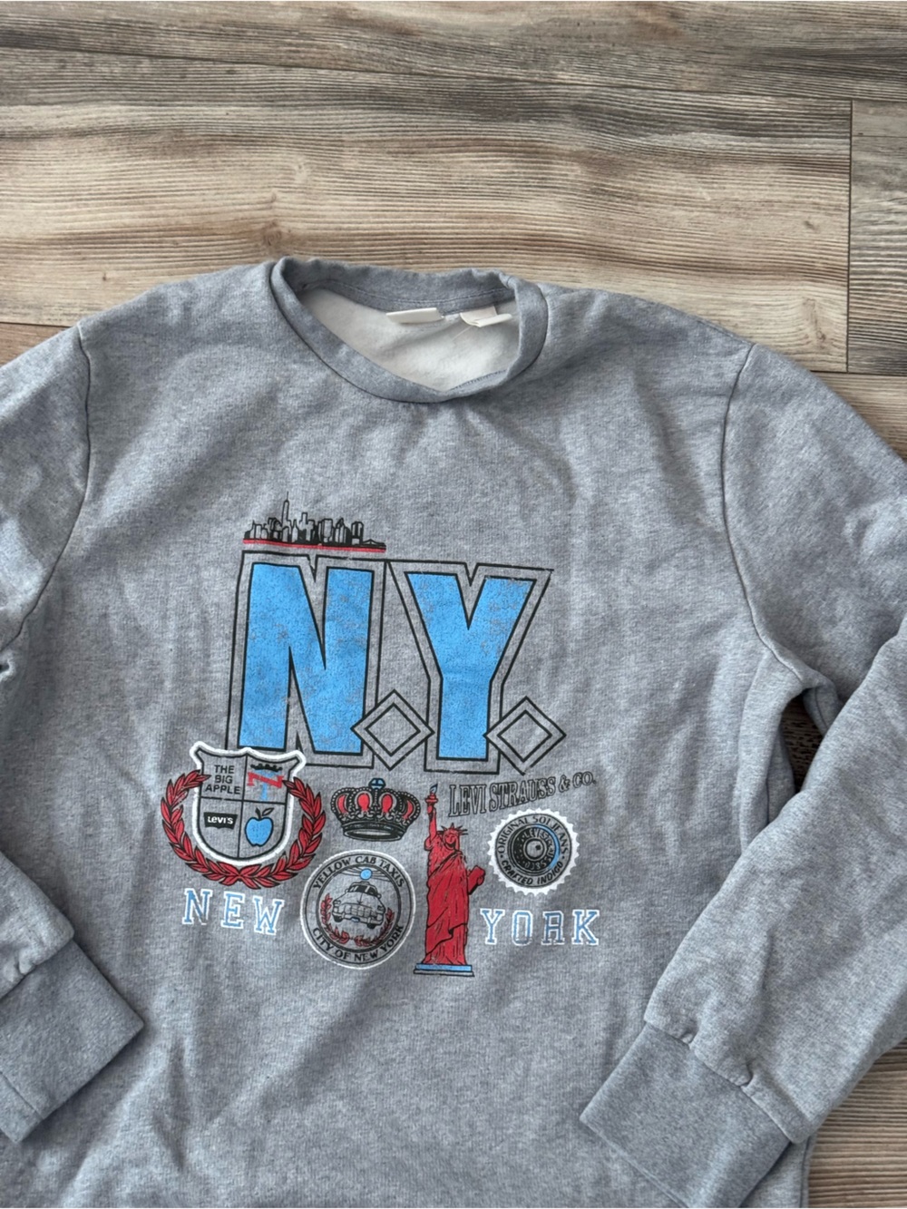 Levi’s New York City Graphic Gray Crewneck Medium